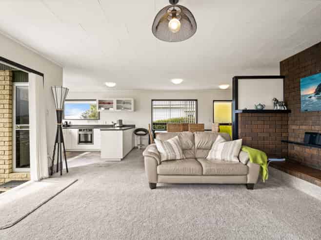 62 Easther Crescent, Kew