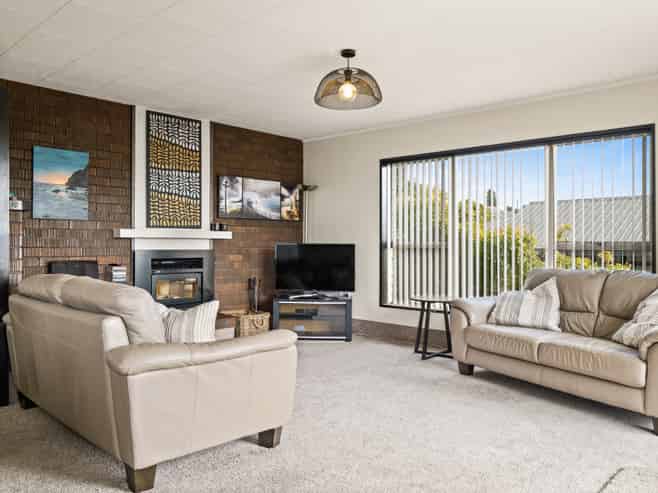 62 Easther Crescent, Kew