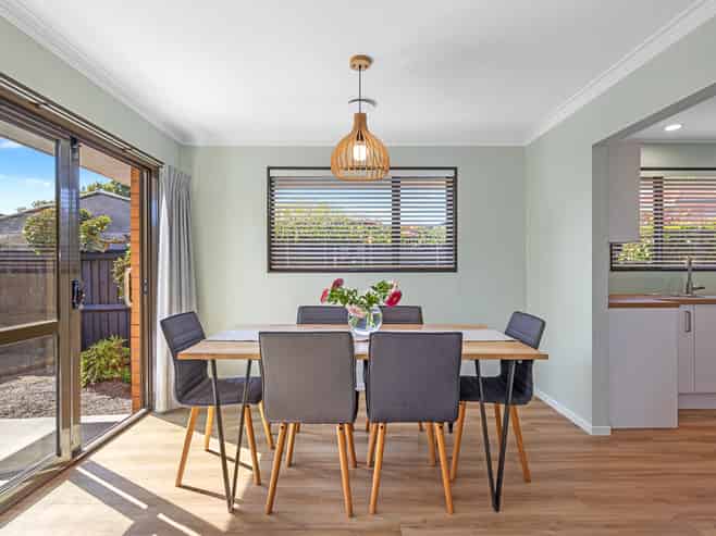 2/58 Ambleside Drive, Burnside