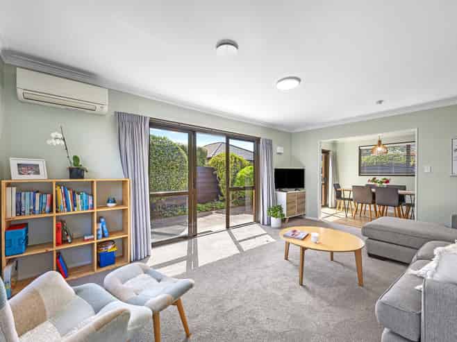 2/58 Ambleside Drive, Burnside