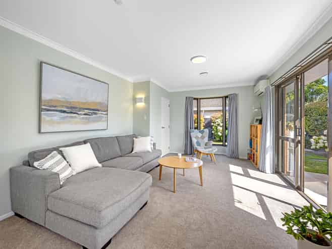 2/58 Ambleside Drive, Burnside