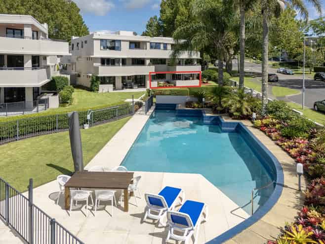 1/2 Sixth Avenue, Avenues