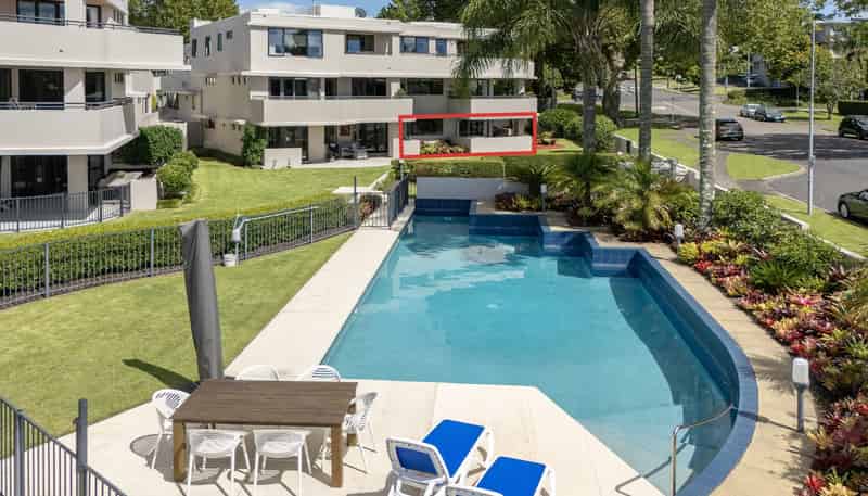 1/2 Sixth Avenue, Avenues