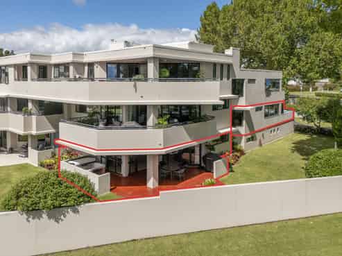 1/2 Sixth Avenue, Avenues