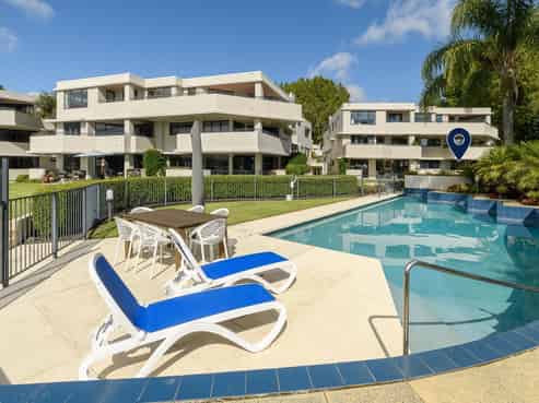 1/2 Sixth Avenue, Avenues