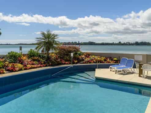 1/2 Sixth Avenue, Avenues