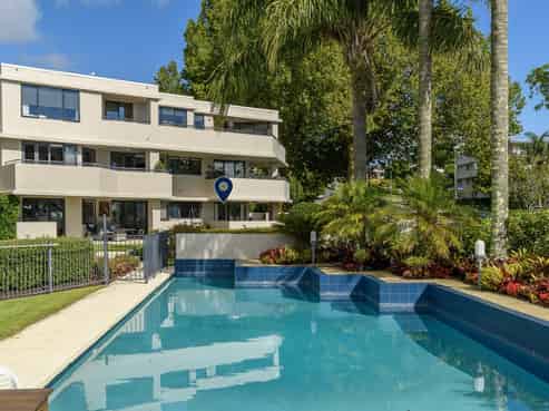 1/2 Sixth Avenue, Avenues