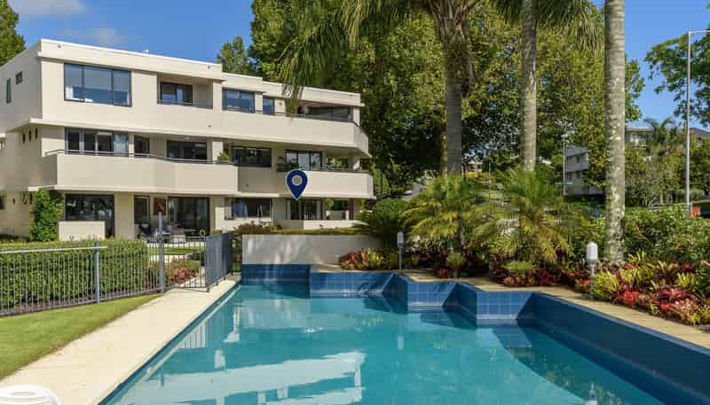 1/2 Sixth Avenue, Avenues