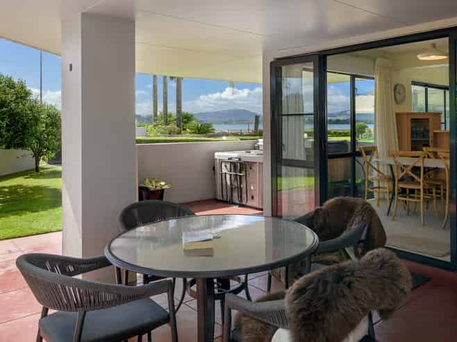 1/2 Sixth Avenue, Avenues