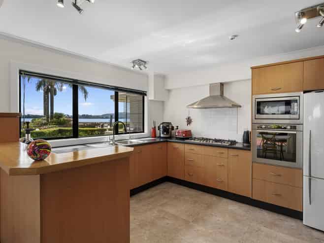 1/2 Sixth Avenue, Avenues