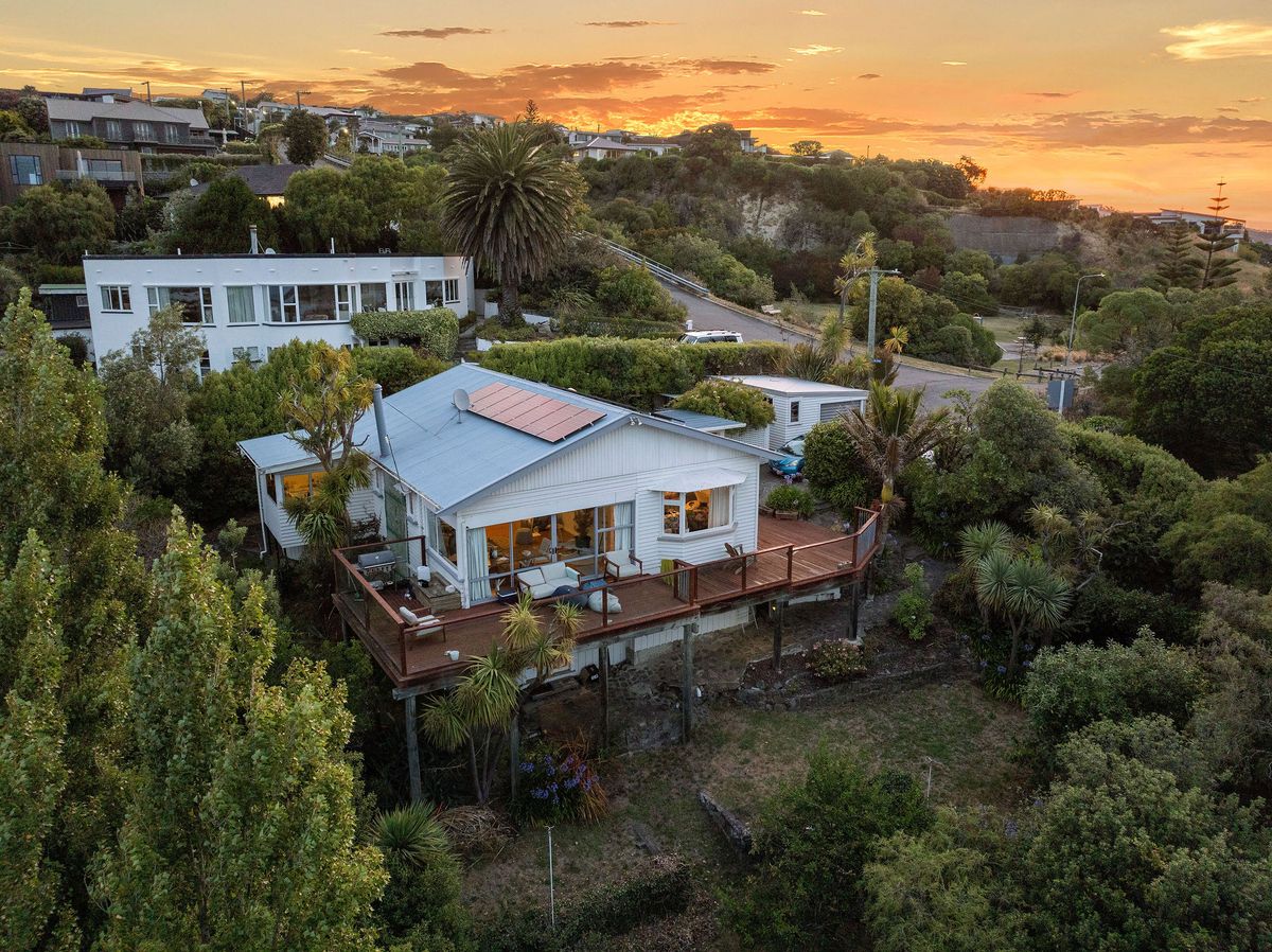 $1.6M for both 7 Rangatira Tce & 6 Mt Pleasant Rd - Więcej