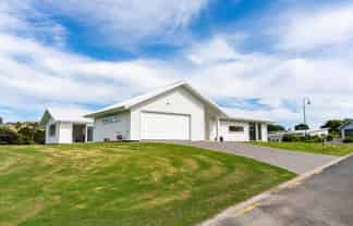 24 Waterman Drive, Langs Beach