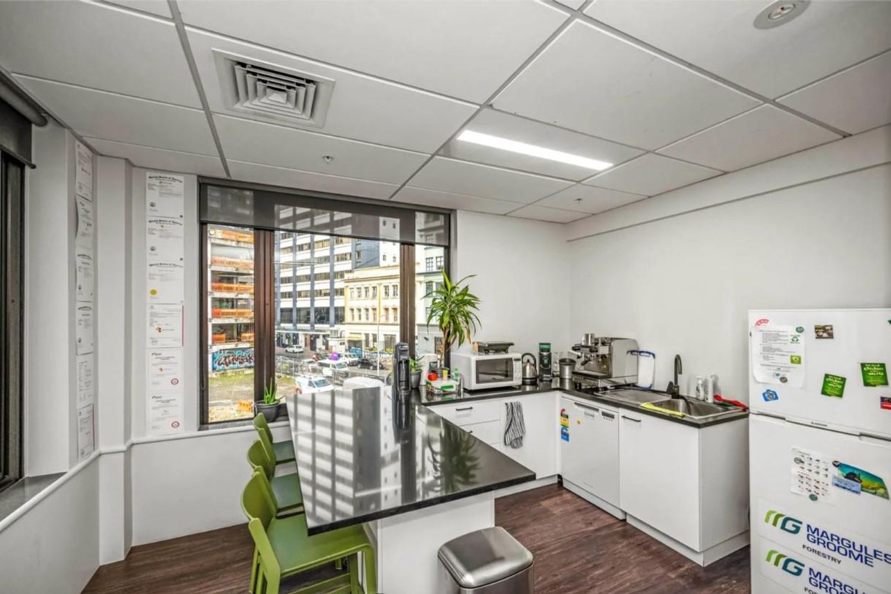 CBRE - Bright, Functional Workspace - Mehr