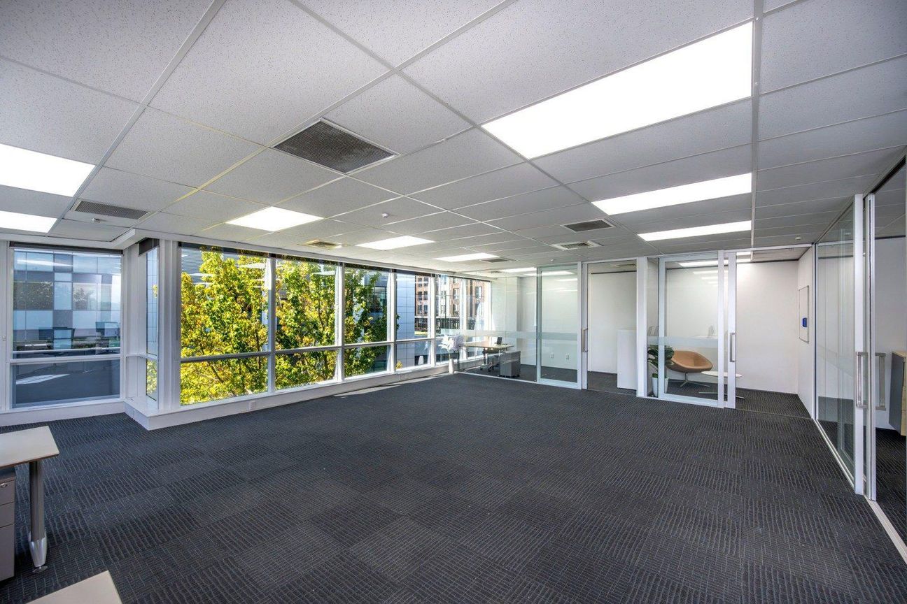 CBRE - Modern Office with Fit-out and a View - Widok 4