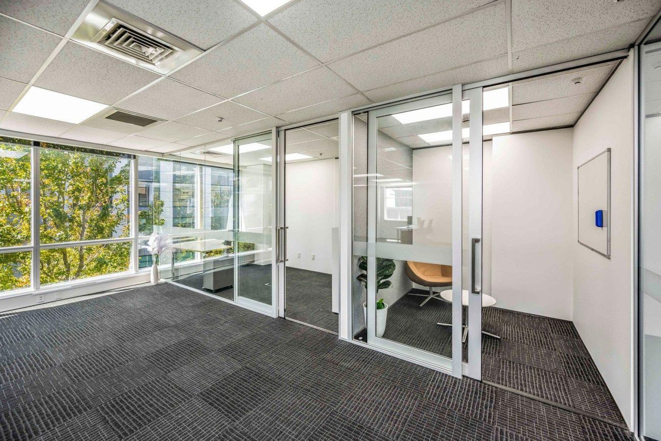 CBRE - Modern Office with Fit-out and a View - Widok 5