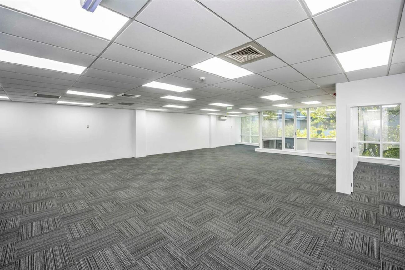 CBRE - Versatile Workspace with Deck and Fresh Finishes - Bild 6