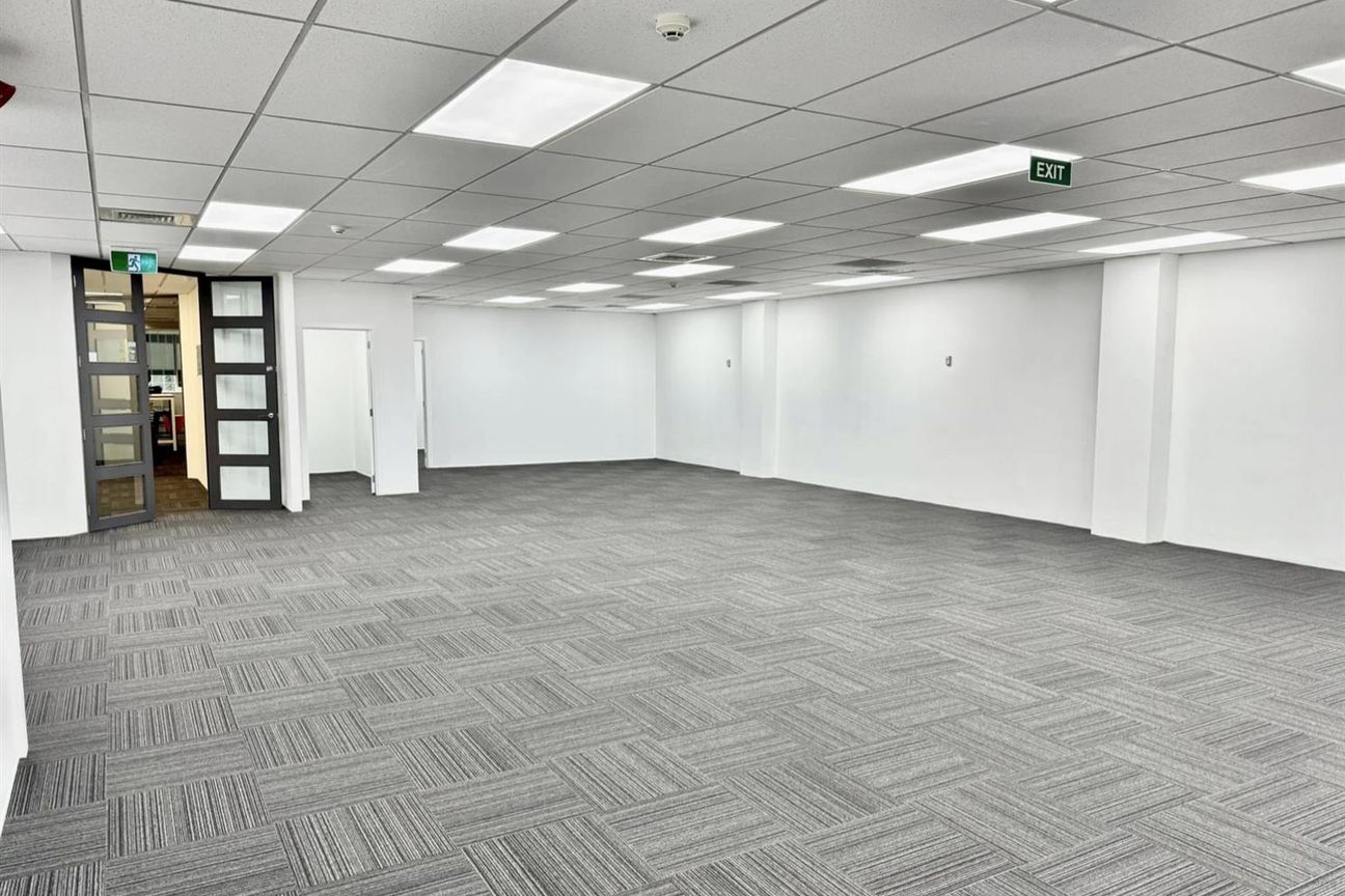 CBRE - Versatile Workspace with Deck and Fresh Finishes - Bild 3