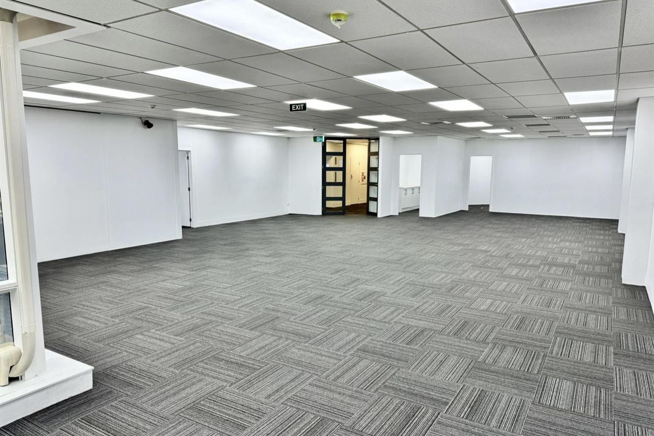 CBRE - Versatile Workspace with Deck and Fresh Finishes - Bild 2