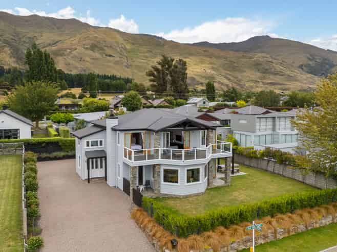 32 Old Station Avenue, Wanaka