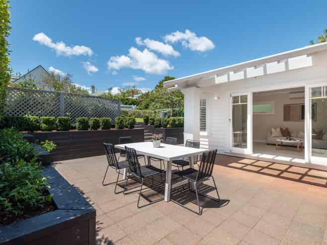 7B North Avenue, Narrow Neck