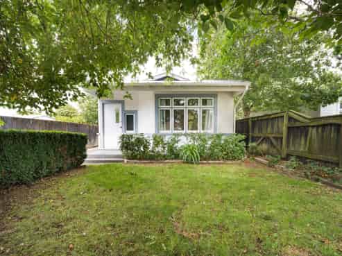 9 Weston Avenue, Roslyn