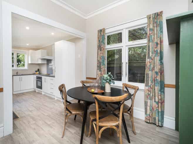 9 Weston Avenue, Roslyn