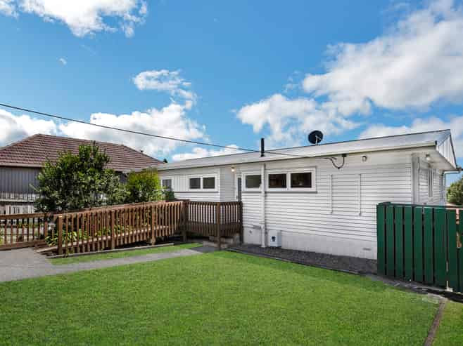 1/261 Don Buck Road, Massey