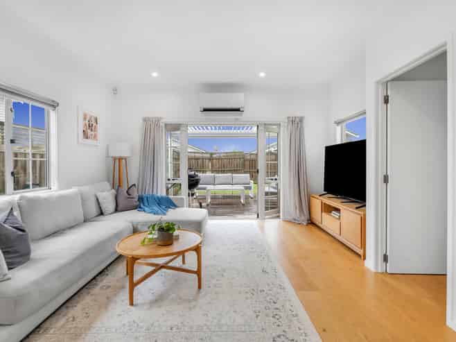 15 Mulvaney Crescent, Henderson