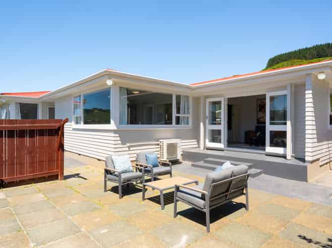 82 Larsen Crescent, Tawa