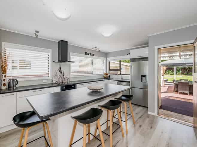 42 Kaitawa Crescent, Paraparaumu