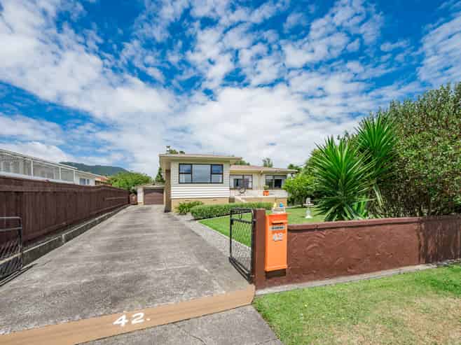 42 Kaitawa Crescent, Paraparaumu