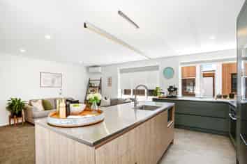 1105 High Street, Taita