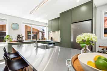 1105 High Street, Taita