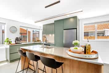 1105 High Street, Taita