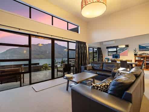 70 Wynyard Crescent, Fernhill/Sunshine Bay