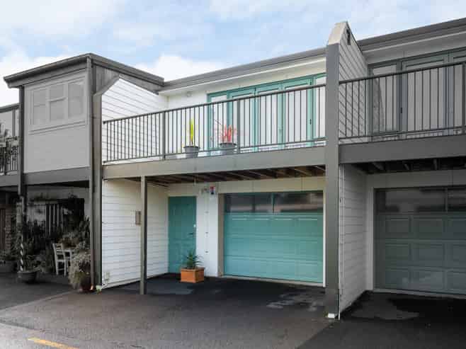 8/11 Bryce Lane, Hamilton Central