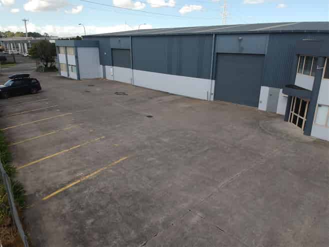Road Front 1,089sqm Warehouse with Container Drop