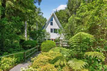 8 Tiniroa Grove, Silverstream