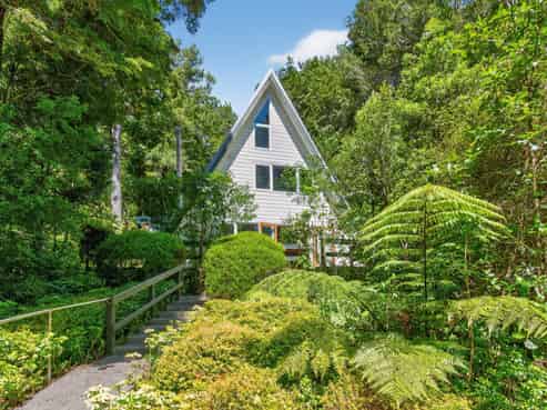 8 Tiniroa Grove, Silverstream