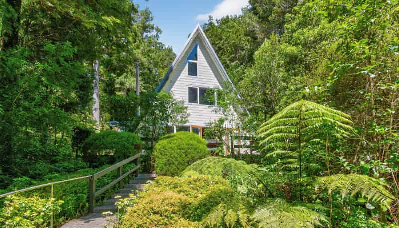 8 Tiniroa Grove, Silverstream