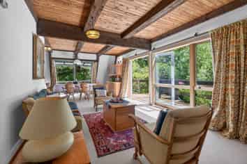 8 Tiniroa Grove, Silverstream