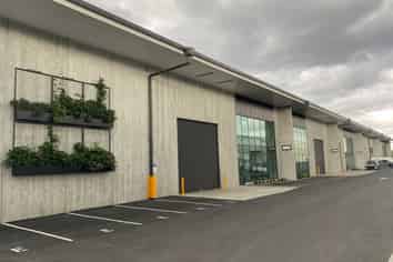 Modern Penrose Warehouse Unit | 382 m2