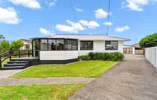 8 Ferry Road , Waipu