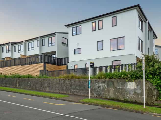 18/929-933 East Coast Road, Torbay