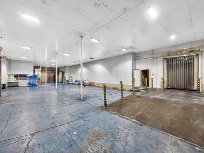 Large freehold industrial with vacant possession