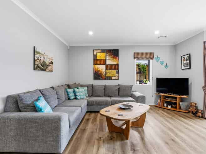 27 Somerton Drive, Huntington