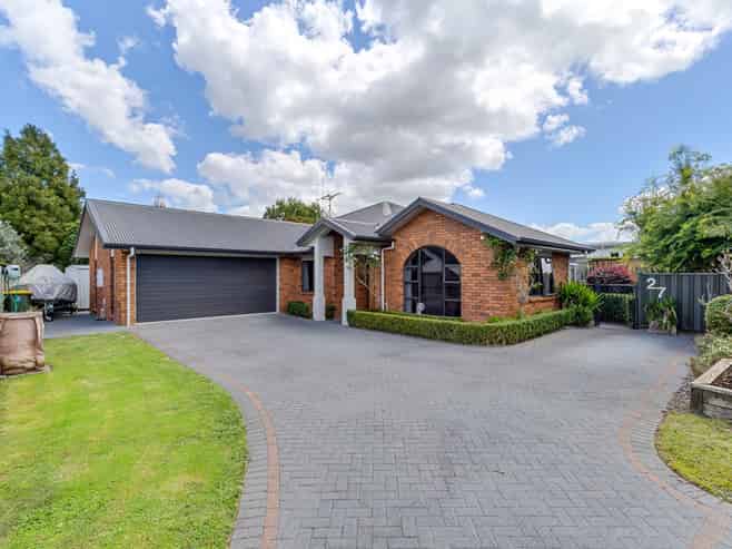 27 Somerton Drive, Huntington