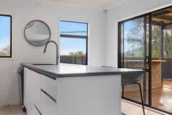 7 Bush Point Road, Cable Bay