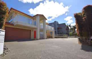  14 Provence Esplanade, Te Atatu Peninsula