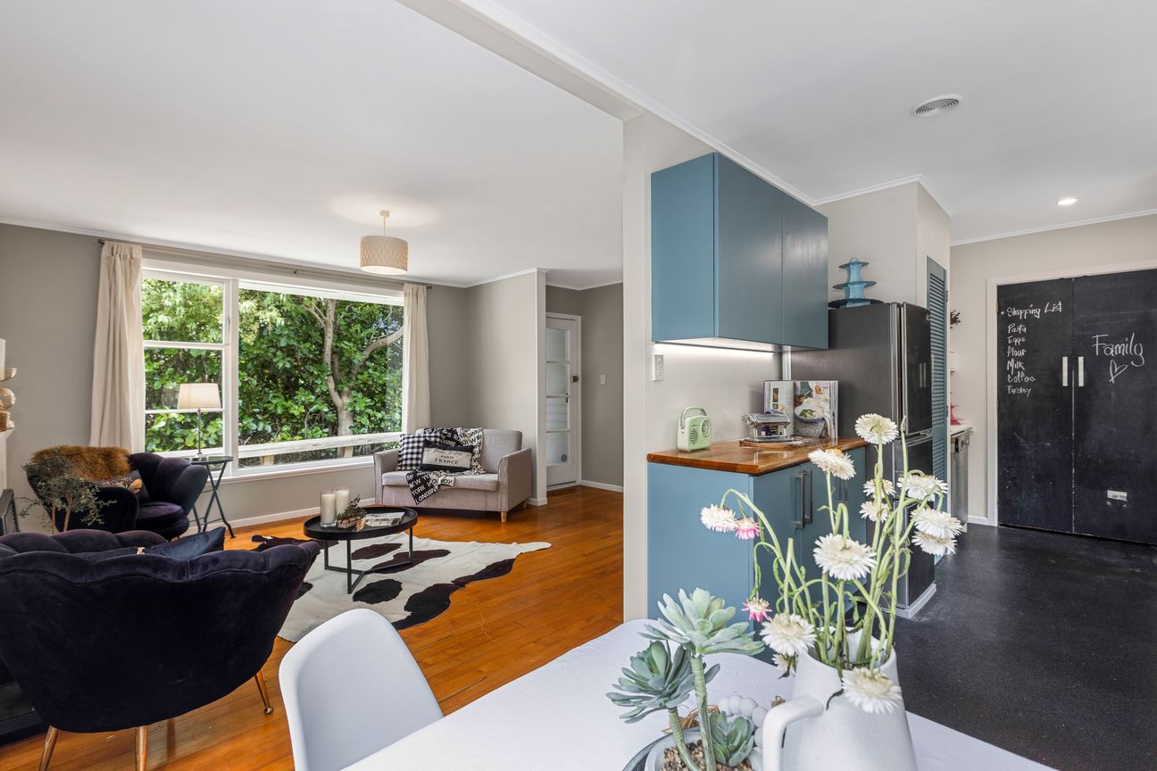 Affordable Charm with Sun, Location & Privacy - Mynd 3